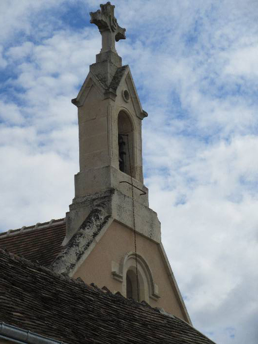 El campanario de Saint-Phèle visto caminando desde Rochefort