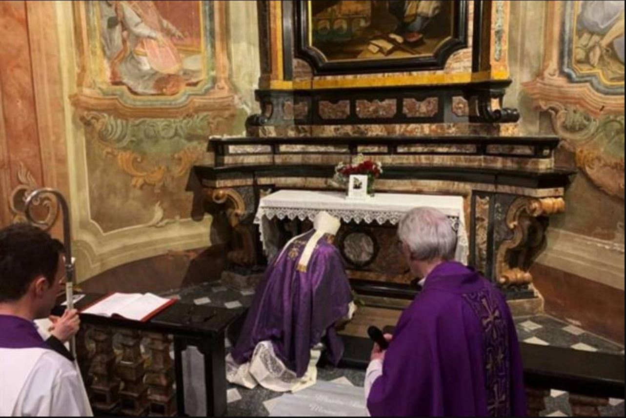 Il vescovo sulla tomba davanti all'altare